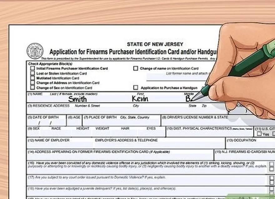 ステップ2銃器購入者識別カードおよび/または拳銃の購入許可証の申請書を完成させ、コピーを作成します。