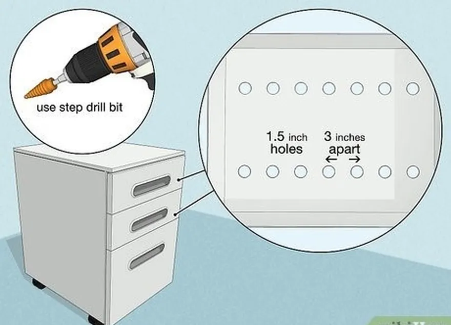 ステップ1ファイリングキャビネットの引き出しに（3.8 cm）穴を開けます。