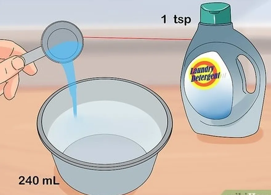 ステップ 6 洗濯洗剤小さじ 1 (4.9 ml) と水 1 c (240 ml) を混ぜ合わせます。