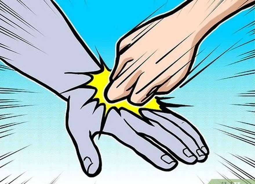 ステップ6敵の後ろを叩きます's hand with the two knuckles you would use to tap a table.