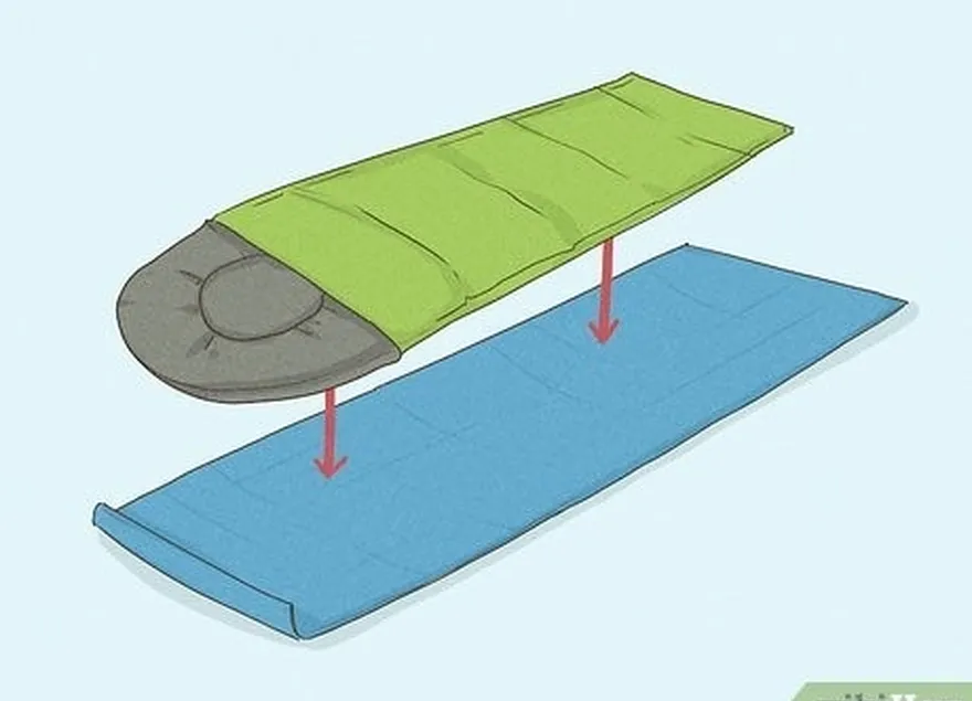 寝袋の下にキャンプの泡パッドを置きます。