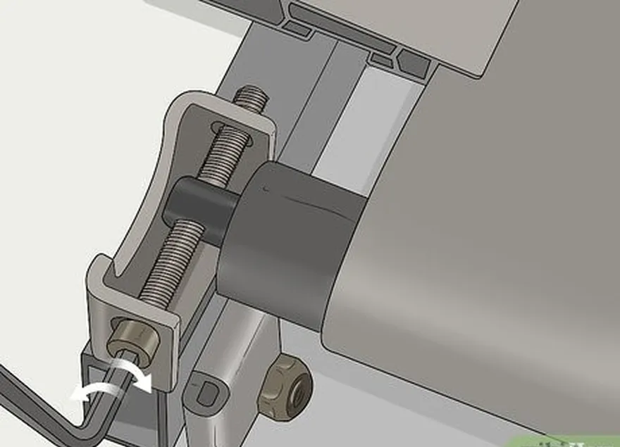 ステップ3ベルトが行われない場合は、ベルトを調整します't run straight down the deck.