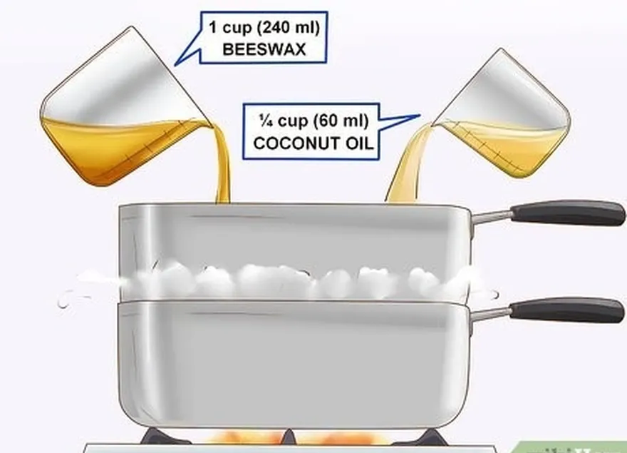 ステップ2二重ブロイラーの上部に蜜蝋とココナッツオイルを置きます。