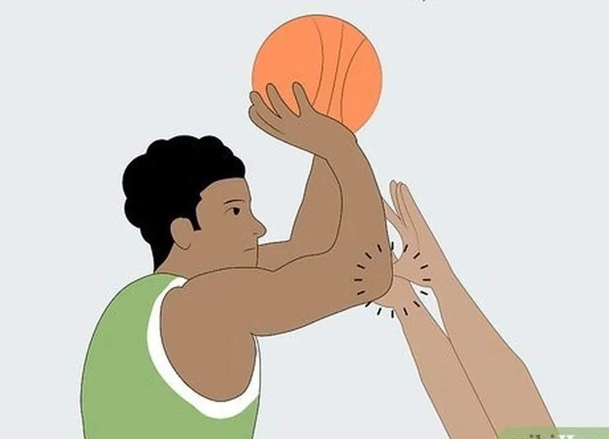 ステップ6ディフェンダーに撃ちます's arms if the shot is low-percentage to draw a foul.